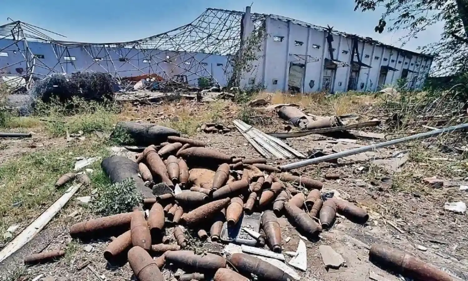 कबाड़खाने से 30 एमएम के एक हजार से अधिक, 125 एमएम बमों के 4 खोखे जब्त