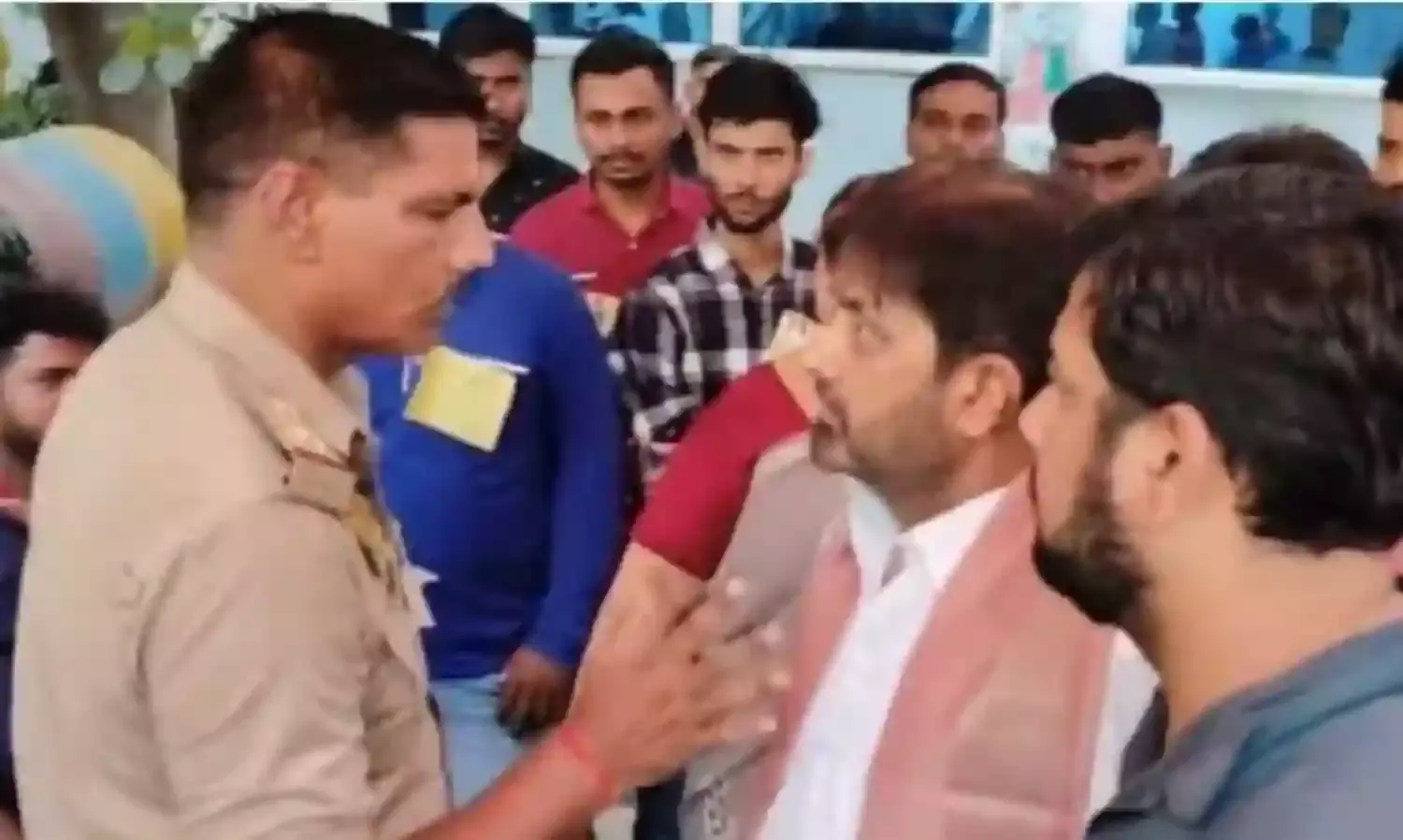 कानपुर में भाजपा नेता और दरोगा के बीच तीखी बहस, नेता ने पत्नी के साथ अभद्रता के लगाए आरोप