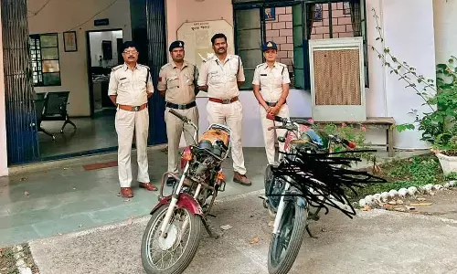 नाबालिग समेत तीन चोर धराएं, दो बाइक जब्त