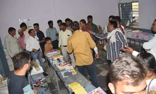 पुस्तक मेले में छूट को लेकर अभिभावक संघ पदाधिकारी-दुकानदार आपस में भिड़े पुस्तक मेले में छूट को लेकर अभिभावक संघ पदाधिकारी-दुकानदार आपस में भिड़े