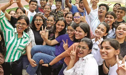 सीबीएसई 10वीं और 12वीं के नतीजे घोषित, बारहवीं में प्रियाशा, युग, सिद्धि अव्वल
