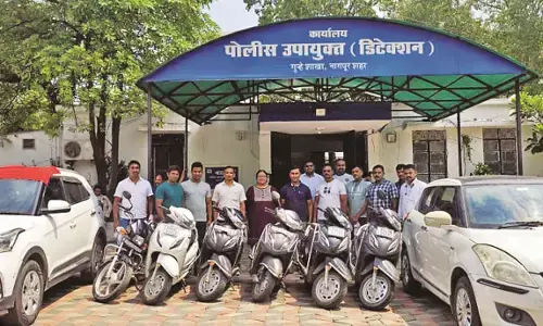 गोरेवाड़ा के जंगल में टेंट में चल रहा था जुआ अड्डा, पुलिस ने छापा मारकर 12 को किया गिरफ्तार गोरेवाड़ा के जंगल में टेंट में चल रहा था जुआ अड्डा, पुलिस ने छापा मारकर 12 को किया गिरफ्तार