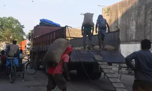 किसानों के शेड में रखा व्यापारियों का अनाज हटाया, अब रहेगा किसानों का अनाज किसानों के शेड में रखा व्यापारियों का अनाज हटाया, अब रहेगा किसानों का अनाज