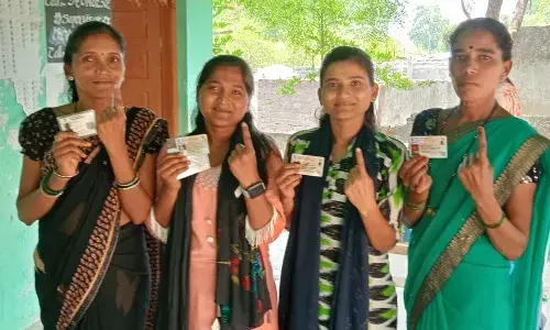 महाराष्ट्र-तेलंगाना बाॅर्डर के 14 गांवों के ग्रामीणों ने एक महीने में दोबारा किया मतदान महाराष्ट्र-तेलंगाना बाॅर्डर के 14 गांवों के ग्रामीणों ने एक महीने में दोबारा किया मतदान