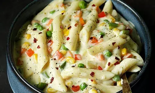 घर पर बनाइए टेस्टी और क्रीमी व्हाइट सॉस पास्ता, जानिए इसकी आसान रेसिपी