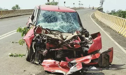 हादसों में एक की गई जान, तीन घायल, तेज रफ्तार ट्रक ने एसटी बस को मारी टक्कर
