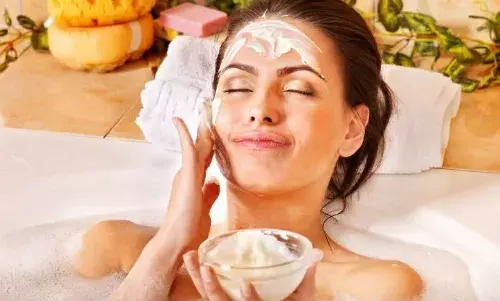 फेस प्रॉब्लम से बचने के लिए दही का इस्तेमाल करें, जानें इसके फायदे और नुकसान