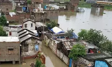 भारत में पिछले साल प्राकृतिक आपदाओं से करीब पांच लाख लोगों का आंतरिक विस्थापन हुआ : रिपोर्ट