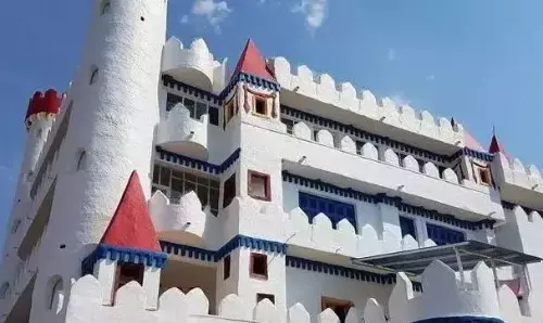 दुनिया का इकलौता ऐसा महल जिसे चारों ओर से घेरकर पहरा देती हैं डरावनी मूर्तियां, वजह जानकर रह जाएंगे दंग