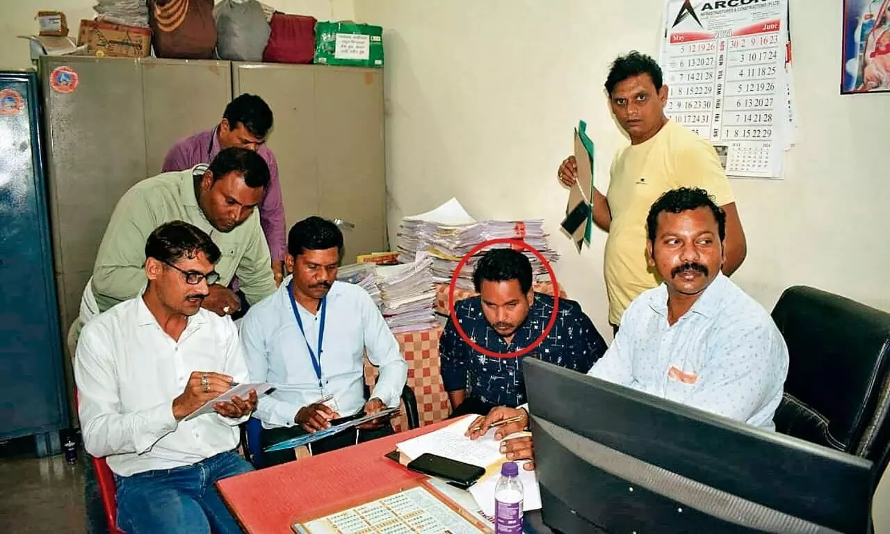 नक्शा दुरुस्ती के लिए पटवारी ने किसान से मांगे 12 हजार, लोकायुक्त ने किया ट्रैप नक्शा दुरुस्ती के लिए पटवारी ने किसान से मांगे 12 हजार, लोकायुक्त ने किया ट्रैप