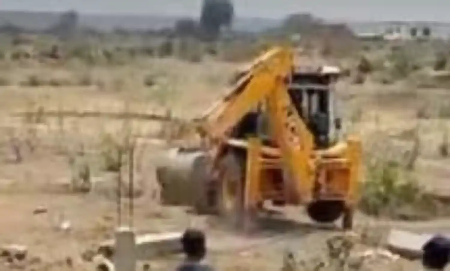 अवैध निर्माण पर चला प्रशासन का बुल्डोजर, दस लोगों के अतिक्रमण हटाये गए, विवाद पर पहुंची पुलिस