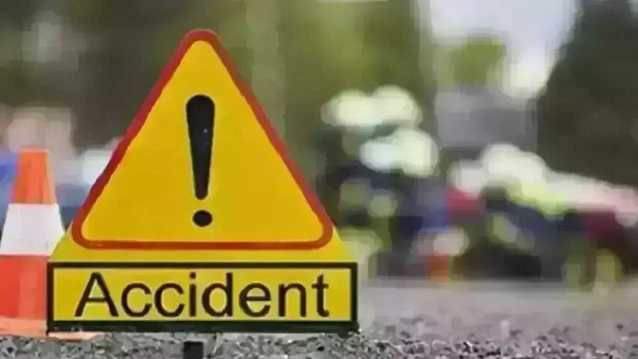 कार की टक्कर से दोपहिया सवार हवा में उछला, एक मृत, दो की हालत बनी गंभीर