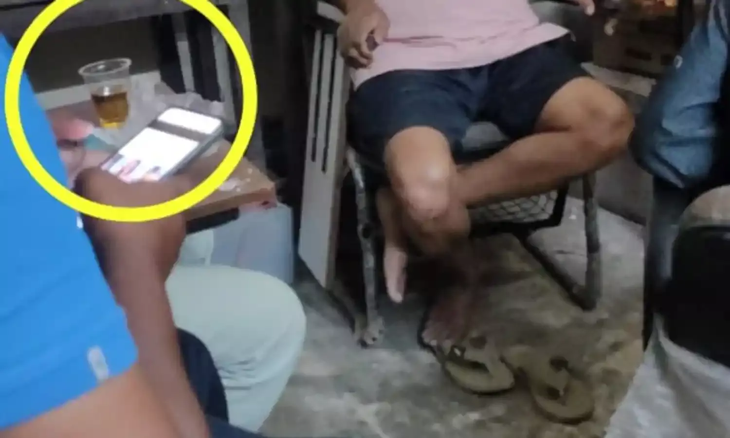 दफ्तर में शराब पार्टी करते दिखे रेडियो शाखा प्रभारी