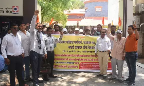 अमरावती मनपा के 700 कर्मचारी हड़ताल पर ,  कार्यालय में छाया रहा सन्नाटा अमरावती मनपा के 700 कर्मचारी हड़ताल पर ,  कार्यालय में छाया रहा सन्नाटा
