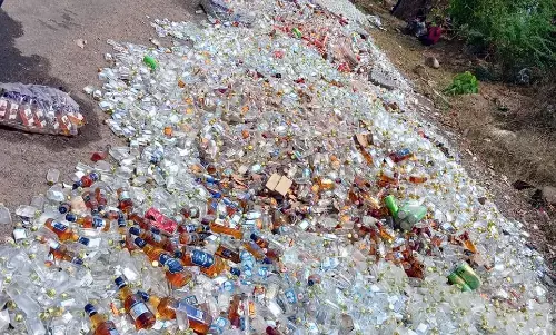 गडचिरोली में जब्त 1 करोड़ 35 लाख की शराब पर चला बुलडोजर, पुलिस ने कार्रवाई में किया था जब्त