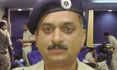 नागपुर में चोरी के वाहन रजिस्ट्रेशन मामले में इंस्पेक्टर का भी नाम सामने आया नागपुर में चोरी के वाहन रजिस्ट्रेशन मामले में इंस्पेक्टर का भी नाम सामने आया