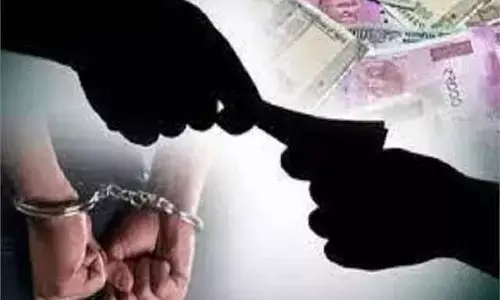 1.82 लाख की रिश्वत लेते नगराध्यक्ष और नायब तहसीलदार सहित 6 आरोपी धराए