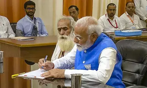 नामांकन भरते समय खड़े थे पीएम मोदी, रिटर्निंग ऑफिसर बैठे रहे, जानिए क्यों कैंडिडेट्स के सामने नहीं खड़े होते आरओ?