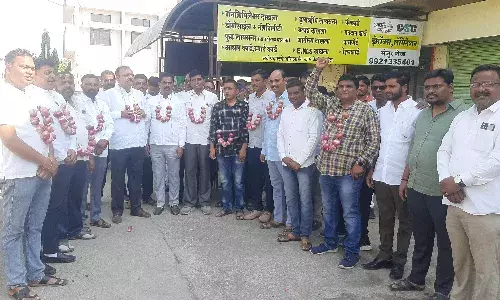 प्रधानमंत्री की सभा से पहले किसानों का आंदोलन, प्याज की माला पहनकर नारेबाजी प्रधानमंत्री की सभा से पहले किसानों का आंदोलन, प्याज की माला पहनकर नारेबाजी