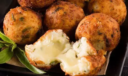 इस आसान रेसिपी से घर पर बनाएं चीज बॉल, बच्चों को आएगा खूब पसंद इस आसान रेसिपी से घर पर बनाएं चीज बॉल, बच्चों को आएगा खूब पसंद