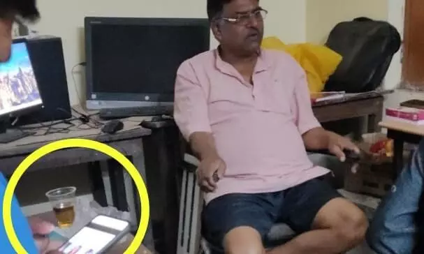 दफ्तर में शराब पार्टी करते दिखे रेडियो शाखा प्रभारी, वरिष्ठ पुलिस अधीक्षक ने किया सस्पेंड दफ्तर में शराब पार्टी करते दिखे रेडियो शाखा प्रभारी, वरिष्ठ पुलिस अधीक्षक ने किया सस्पेंड
