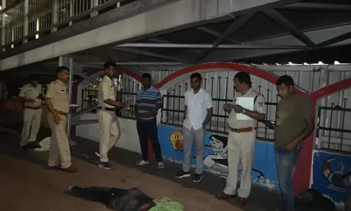 रेलवे परिसर में सिर कुचलकर निगरानी बदमाश की हत्या रेलवे परिसर में सिर कुचलकर निगरानी बदमाश की हत्या