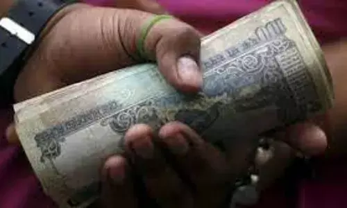 लॉन में लेटनाइट कार्रवाई न करने के बदले पांच हजार की रिश्वत लेते उपनिरीक्षक गिरफ्तार