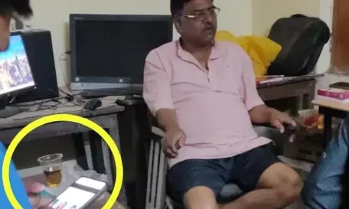 दफ्तर में शराब पार्टी करते दिखे रेडियो शाखा प्रभारी, वरिष्ठ पुलिस अधीक्षक ने किया सस्पेंड