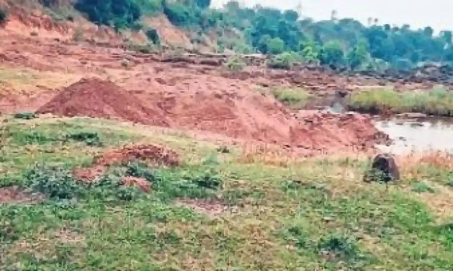सिलुआ में रेत माफिया को किसी का खौफ नहीं, फिर लगे रेत के ढेर