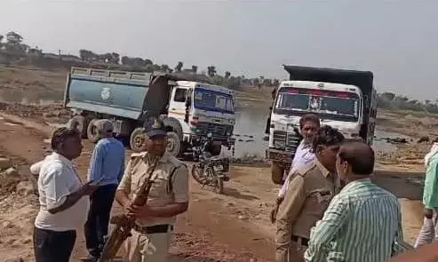 अवैध रेत उत्खनन एवं परिवहन पर कार्यवाही के लिए रात में पहुंची एसडीएम के नेतृत्व में टीम, चार एलएण्डटी मशीन व तीन ट्रक हुए जब्त