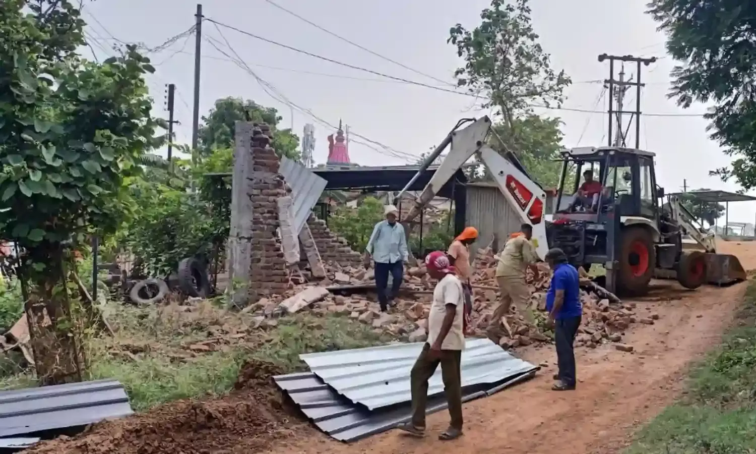 भंडारा, सड़क के मुख्य मार्ग से हटाया अतिक्रमण , नगर परिषद ने चलाया बुलडोजर