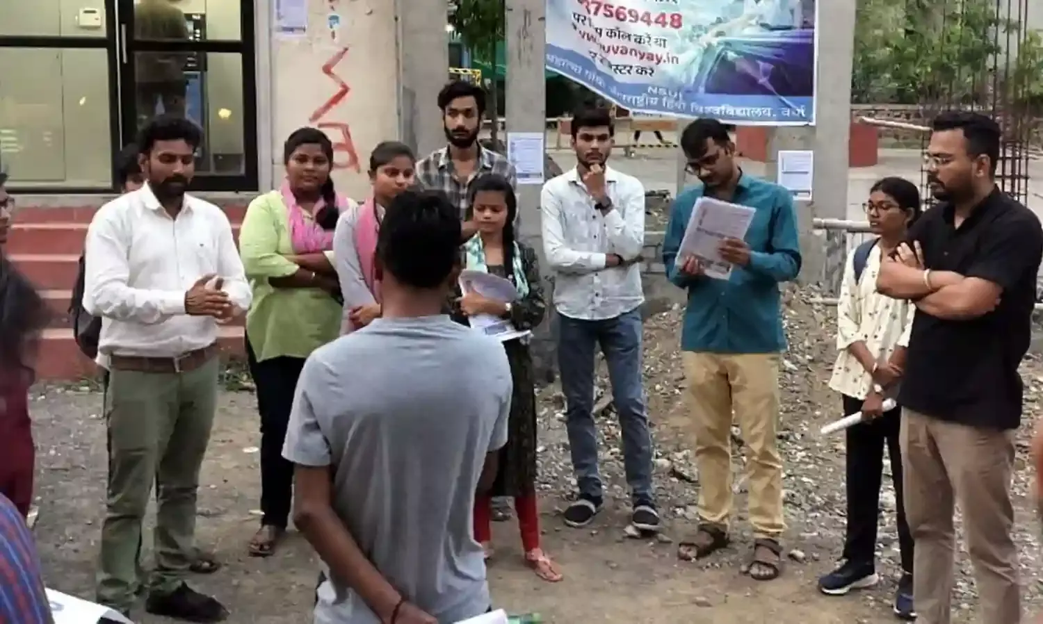 वर्धा के हिंदी विश्वविद्यालय में विद्यार्थियों ने खोली मोहब्बत की दुकान