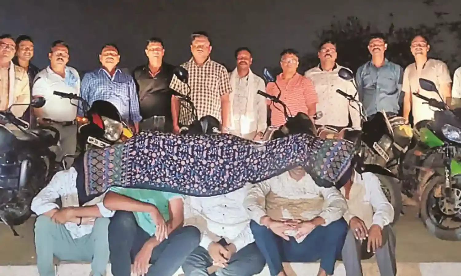 खेत में चल रहे जुआ अड्डे पर छापा मारकर पुलिस ने 5 आरोपियों को किया गिरफ्तार