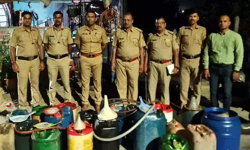 अवैध डीजल बिक्री के अड्‌डों पर पुलिस ने छापा कर भारी मात्रा में डीजल किया बरामद