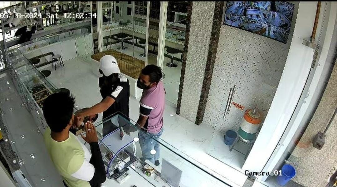 दिनदहाड़े ज्वेलर्स की दुकान में घुसे सात नकाबपोश, पिस्तौल के दम पर 20 लाख का माल लूटा