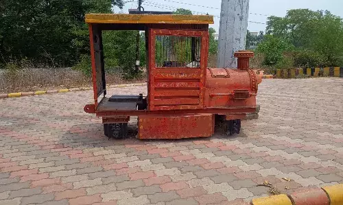 कबाड़ से जुगाड़ की टॉय ट्रेन के डिब्बे गायब