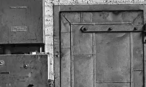 शख्स को डाइनिंग रूम की दीवार में दिखा सीक्रेट कैमरा, अंदर का नजारा देख उड़ गए होश, वीडियो हो रहा वायरल