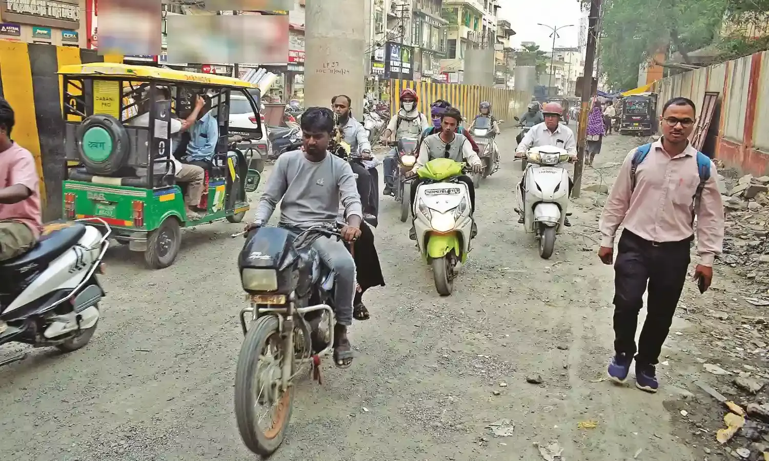 फ्लाईओवर निर्माण बना सिरदर्द, धूल-मिट्‌टी के बीच सांस लेती महिलाएं और नवजात