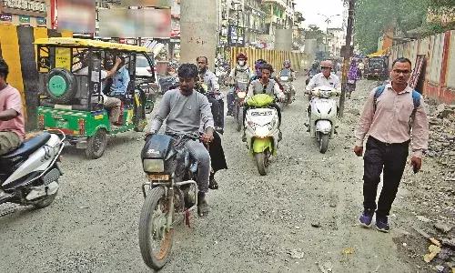फ्लाईओवर निर्माण बना सिरदर्द, धूल-मिट्‌टी के बीच सांस लेती महिलाएं और नवजात