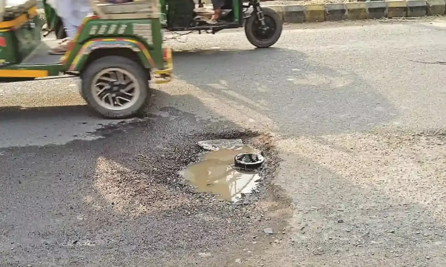 सड़क के बीचोबीच नल के वॉल्व से हो रहीं दुर्घटनाएं, पानी की हो रही है बर्बादी