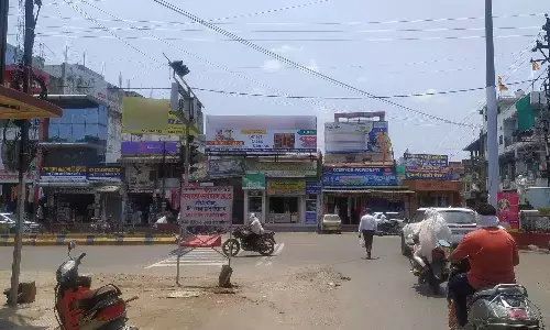 ताक पर प्रदेश सरकार के नियम, अवैध होर्डिंग्स को नगर पालिका का संरक्षण!