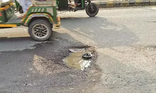 सड़क के बीचोबीच नल के वॉल्व से हो रहीं दुर्घटनाएं, पानी की हो रही है बर्बादी सड़क के बीचोबीच नल के वॉल्व से हो रहीं दुर्घटनाएं, पानी की हो रही है बर्बादी