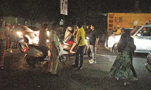 अनुमति नहीं, फिर भी इमारत की छत पर कारोबारियों ने खोल रखे हैं बार-रेस्टाेरेंट व लाउंज अनुमति नहीं, फिर भी इमारत की छत पर कारोबारियों ने खोल रखे हैं बार-रेस्टाेरेंट व लाउंज