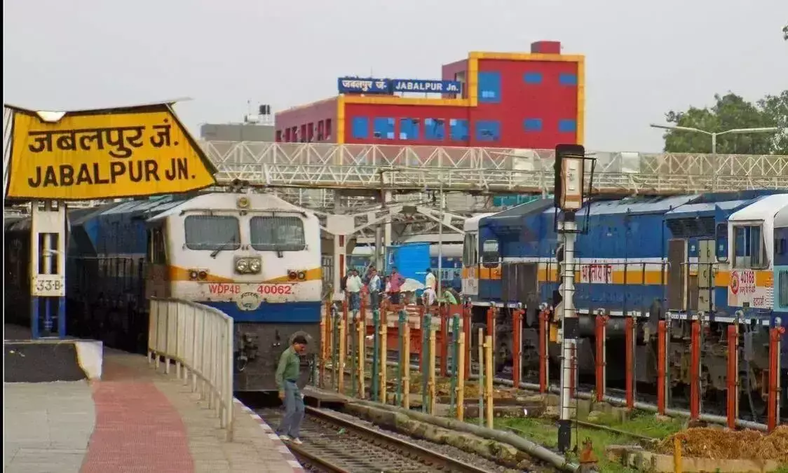 रेल अधिकारियों ने किया टिकट बुकिंग कार्यालय का निरीक्षण रेल अधिकारियों ने किया टिकट बुकिंग कार्यालय का निरीक्षण