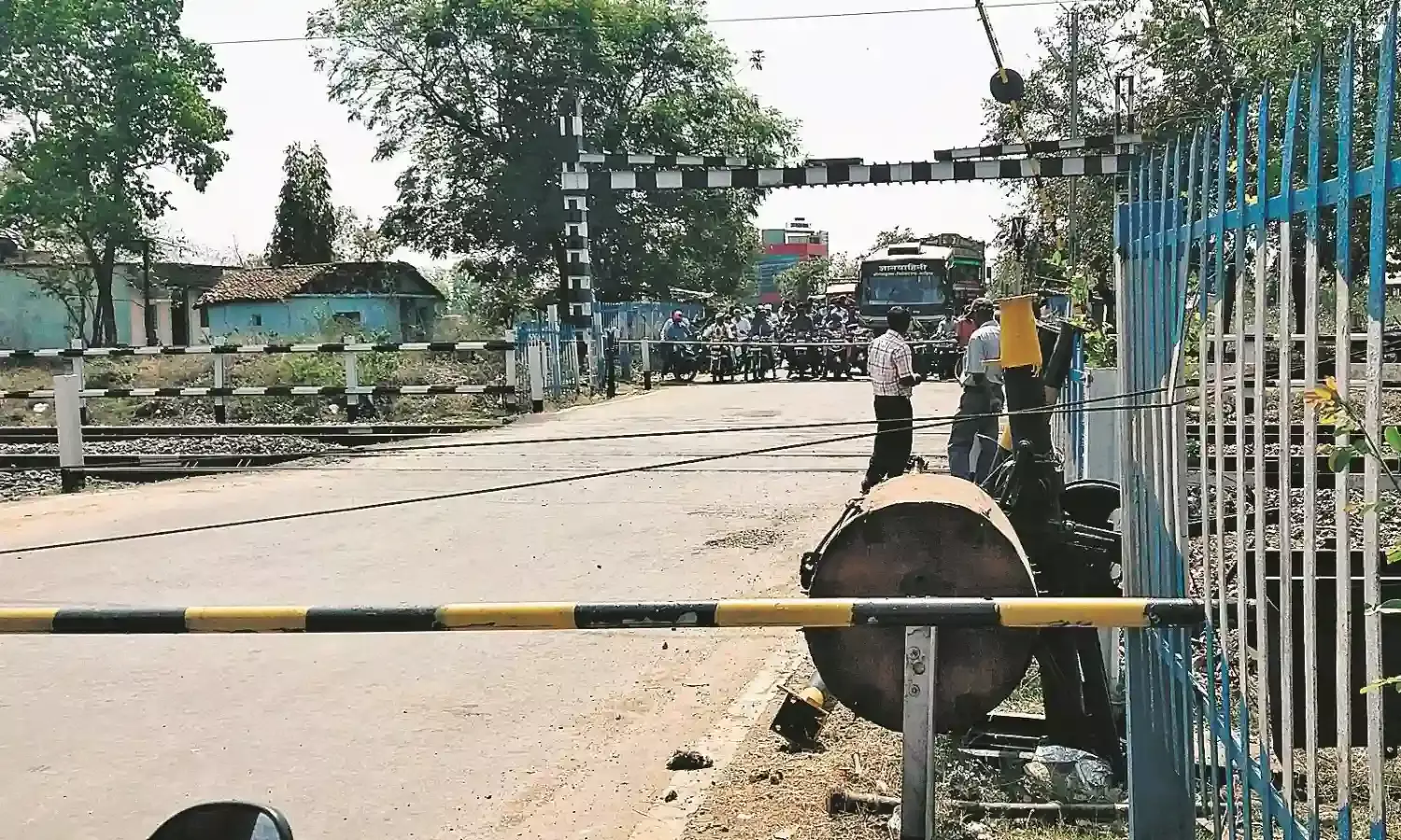 युवक को चक्कर आया और रेलवे क्रासिंग पर गेट खुलने के इंतजार में निकला दम
