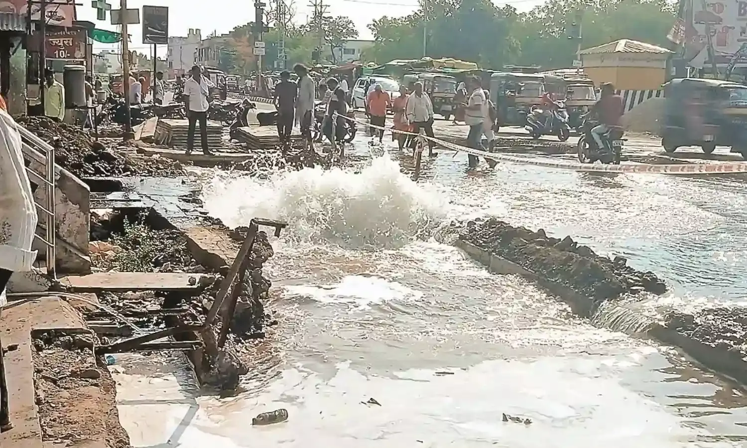 पाइप-लाइन फूटने से हजारों लीटर पानी बर्बाद, पुरानी पाइप-लाइन बदलने की मांग