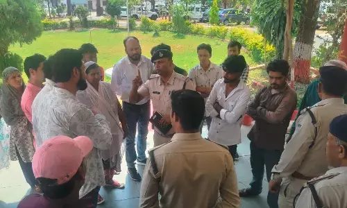एसपी ऑफिस में नवविवाहिता का शव रखकर हंगामा, परिजनों ने की ससुराल पक्ष पर कार्रवाई की मांग एसपी ऑफिस में नवविवाहिता का शव रखकर हंगामा, परिजनों ने की ससुराल पक्ष पर कार्रवाई की मांग