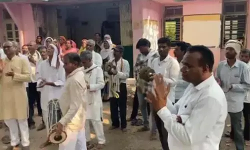 एसडीएम कार्यालय में महिलाओं ने फेंकी चूडिय़ां