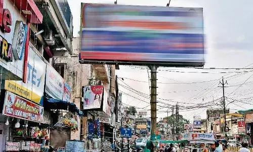 यूनिपोल में एक तरफ का भुगतान, दोनों ही तरफ विज्ञापन लगाकर कर रहे मोटी कमाई