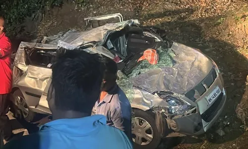 खंडाला में कार पर पलटा कंटेनर, 2 की दर्दनाक मौत हुई, 6 लोग बुरी तरह घायल